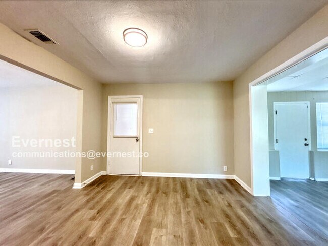 Foto del edificio - 6657 Blackwood Dr