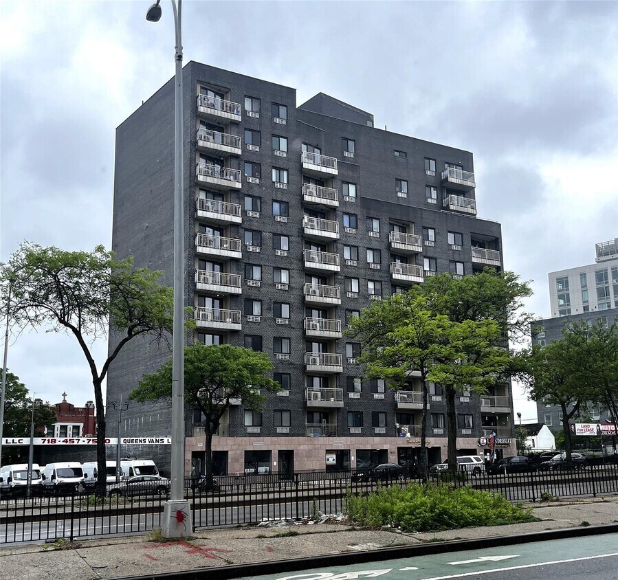 Foto principal - 70-26 Queens Blvd