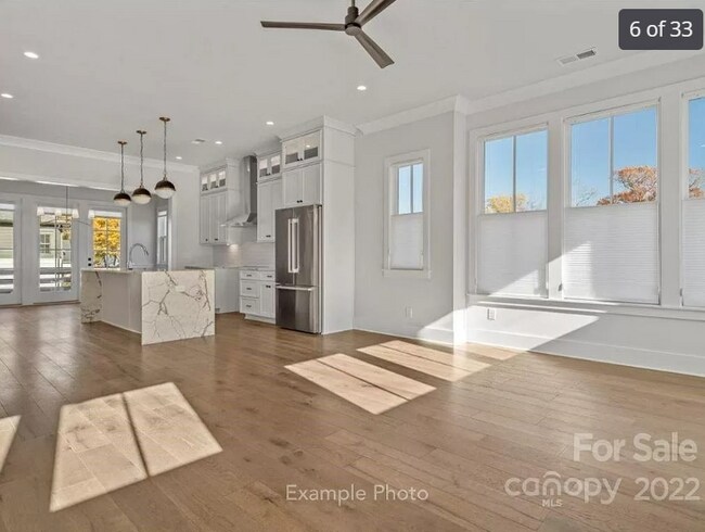 Foto del edificio - 2428 Runnymede Ln