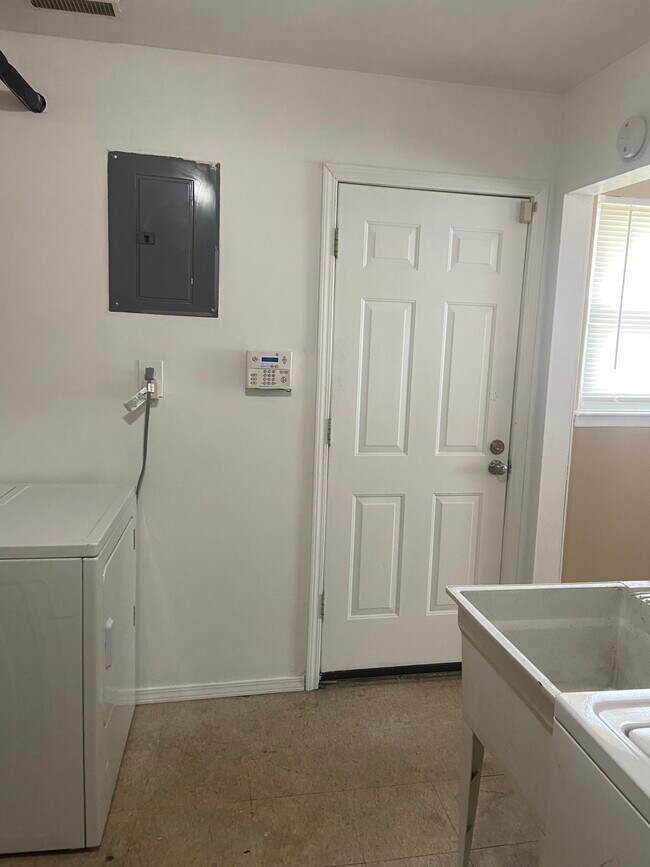 Laundry room - 107 N Roselawn St