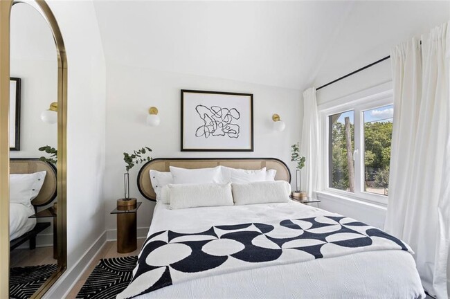 Building Photo - 724 Charles Allen Dr NE