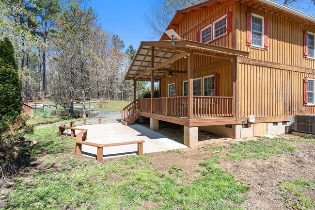 Foto del edificio - Fabulous Home near Silk Hope Chatham County - Cabin living close to Shakori