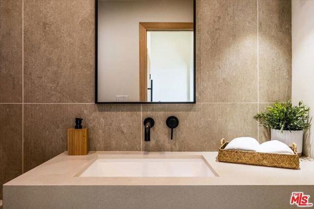 Foto del edificio - 1930 Kemper St