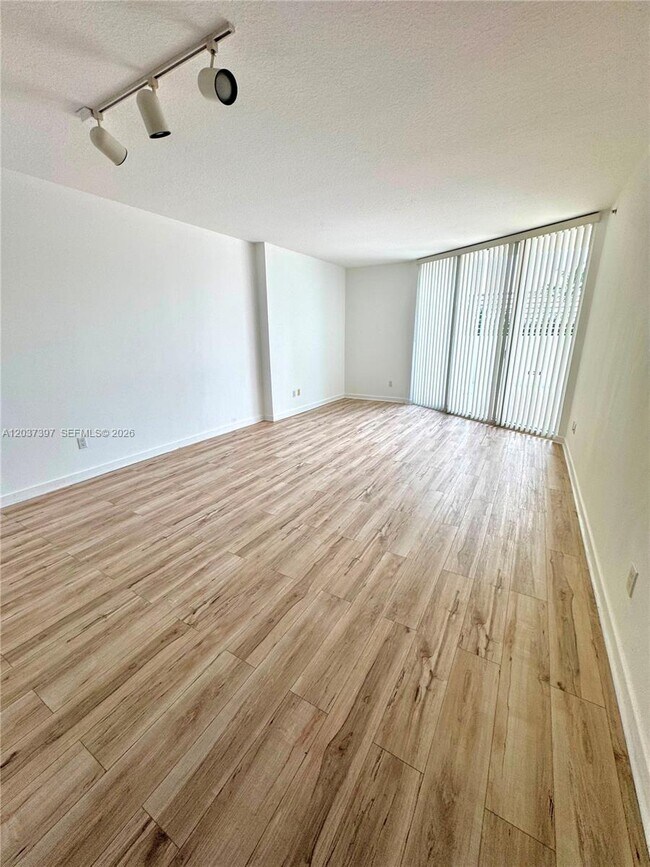 Foto del edificio - 325 S Biscayne Blvd