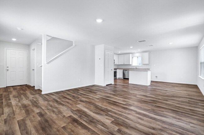 Foto del edificio - Stylish Two-Story Home with 4 Bedrooms, Private Yard, and Community Amenities