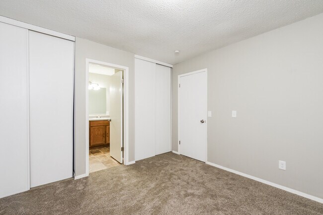 Building Photo - 2532 Braintree Dr