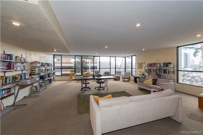 Building Photo - 2740 Kuilei St
