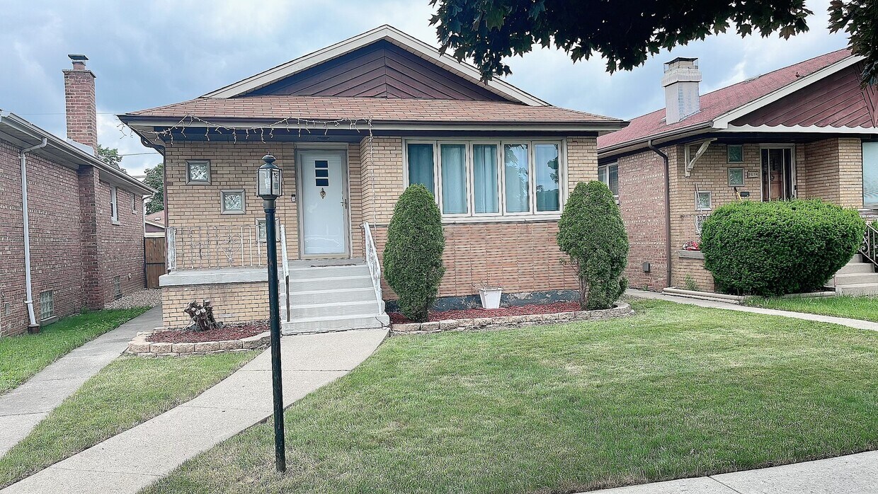 Primary Photo - 8618 S Kenton Ave