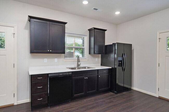 Foto del edificio - 1320 E Elm St