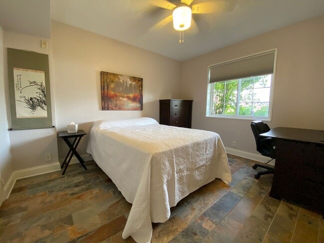 Building Photo - 1 bedroom, 1 bath luxury condo near UIHC, ...