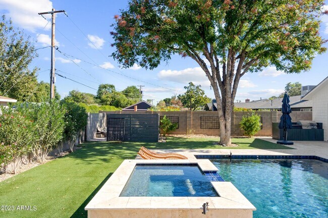 Building Photo - 4426 E Weldon Ave