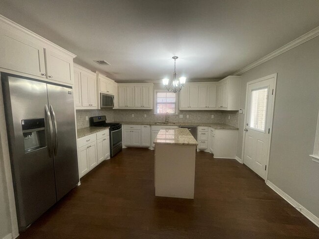 Building Photo - Broadmoor Gem! Come See Today!