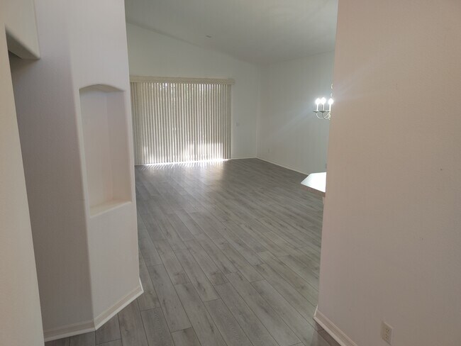 Building Photo - 589 W Doerr Path
