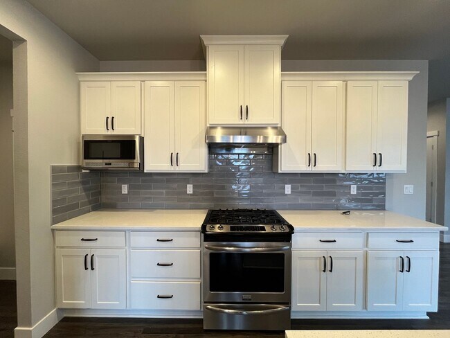 Foto del edificio - Beautiful and Newer 4 Bedroom 2.5 Bathroom Craftsman attached House close to the Columbia River! ...