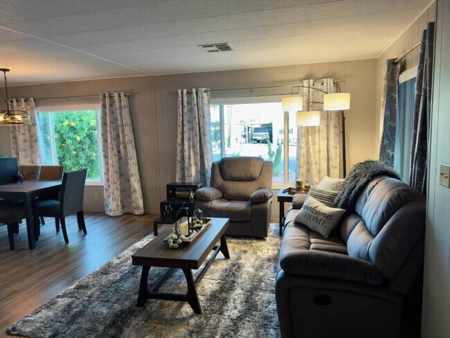 Foto del edificio - Short term furnished (Owner occupies for two months sometime between September 1st. & May 30th.)