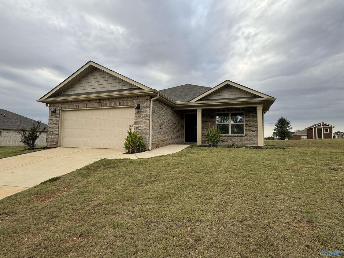 Foto principal - 165 Meadow Ridge Dr