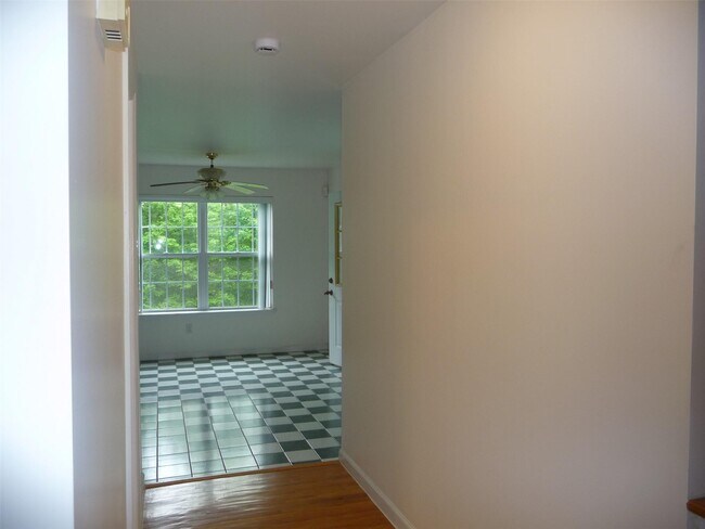 Building Photo - 202 Schlueter Dr