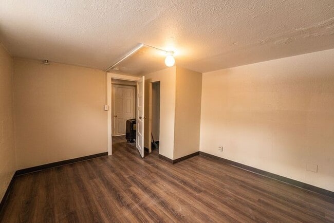 Building Photo - 2 Bedroom 1 Bathroom Apartment Close to Ca...