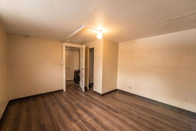 Foto del edificio - 2 Bedroom 1 Bathroom Apartment Close to Ca...
