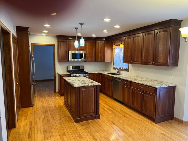 Building Photo - 2624 Midland Dr