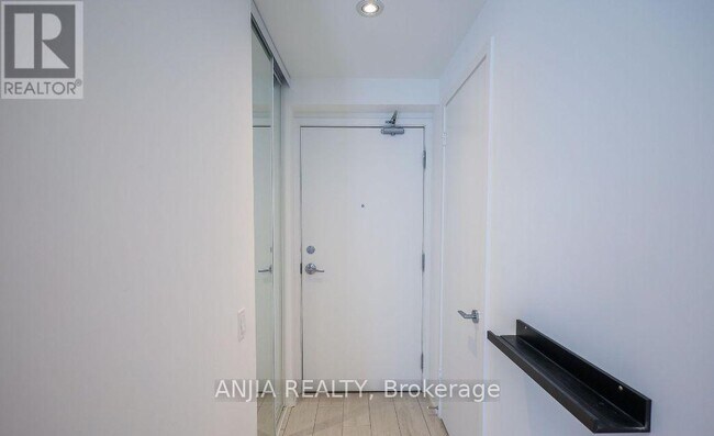 Photo du bâtiment - 898 Portage Pkwy