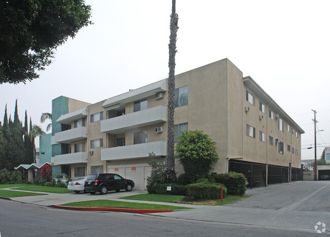 Building Photo - Landmark Apartments