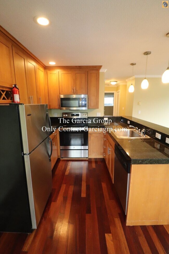 Building Photo - Great 2 Bedroom Hawthorne Condo!