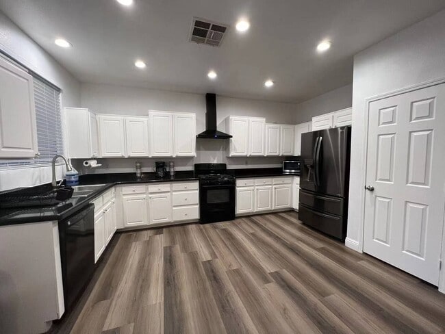 Building Photo - Beautiful 4 Bedroom 2 Bathroom Pool House in South West