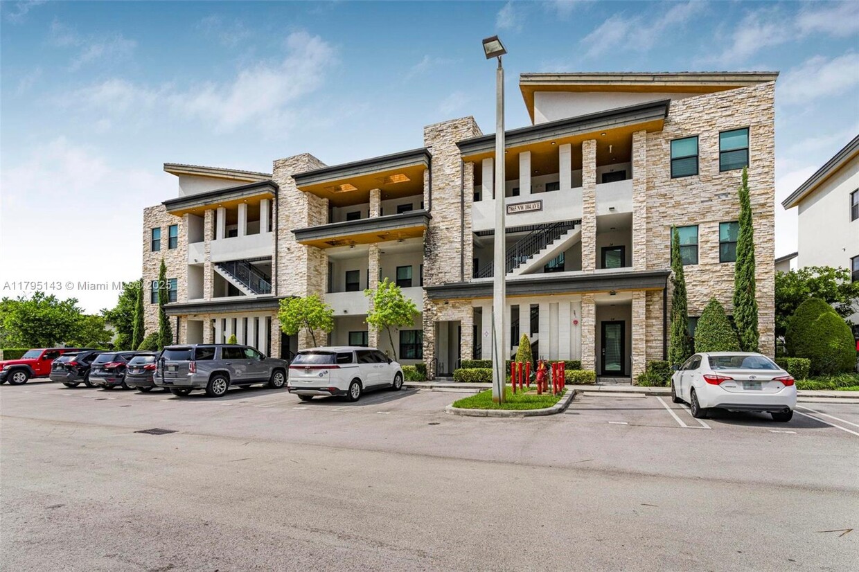 Foto principal - 7865 NW 104th Ave