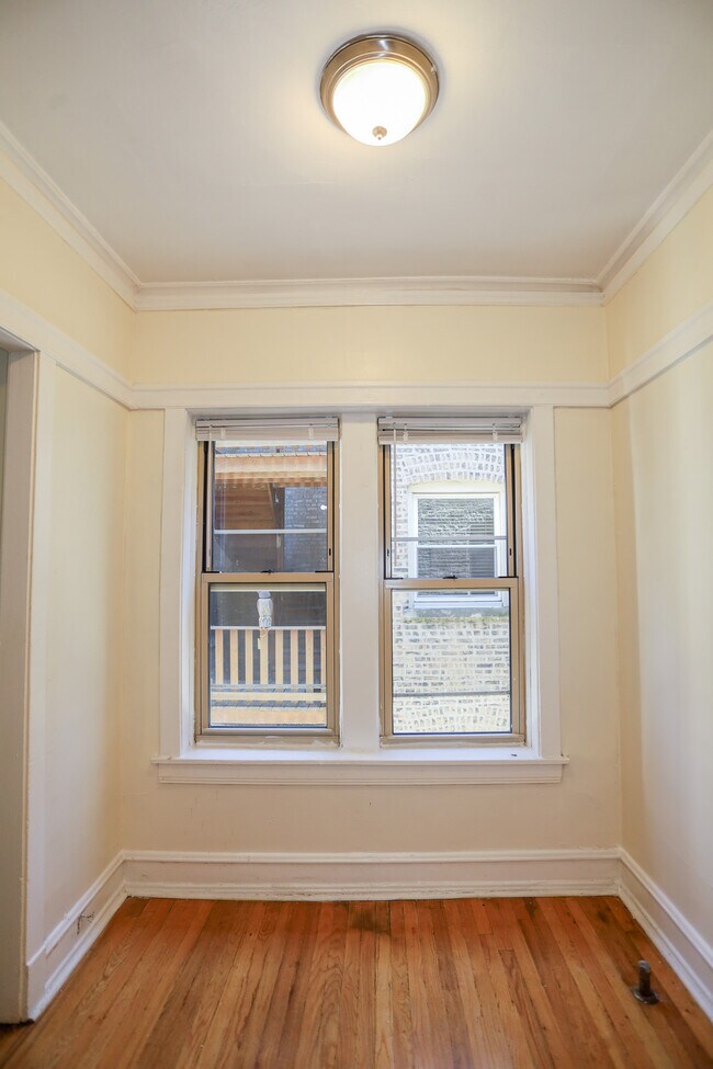 Building Photo - 1365 W Greenleaf Ave