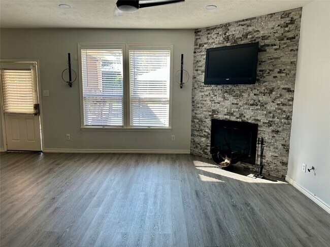 Foto del edificio - 9102 Rolling Rapids Rd