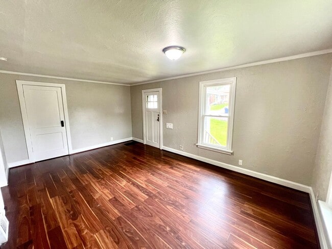 Building Photo - Charming 2 Bedroom, 1 Bath Home - Presente...