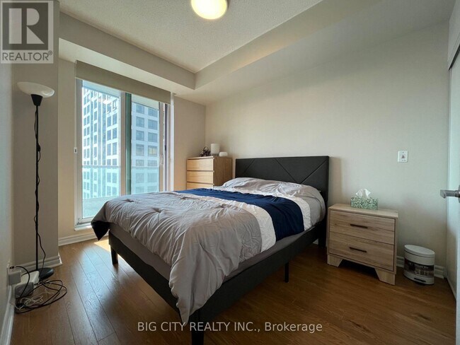 Building Photo - 33 Elm Dr W