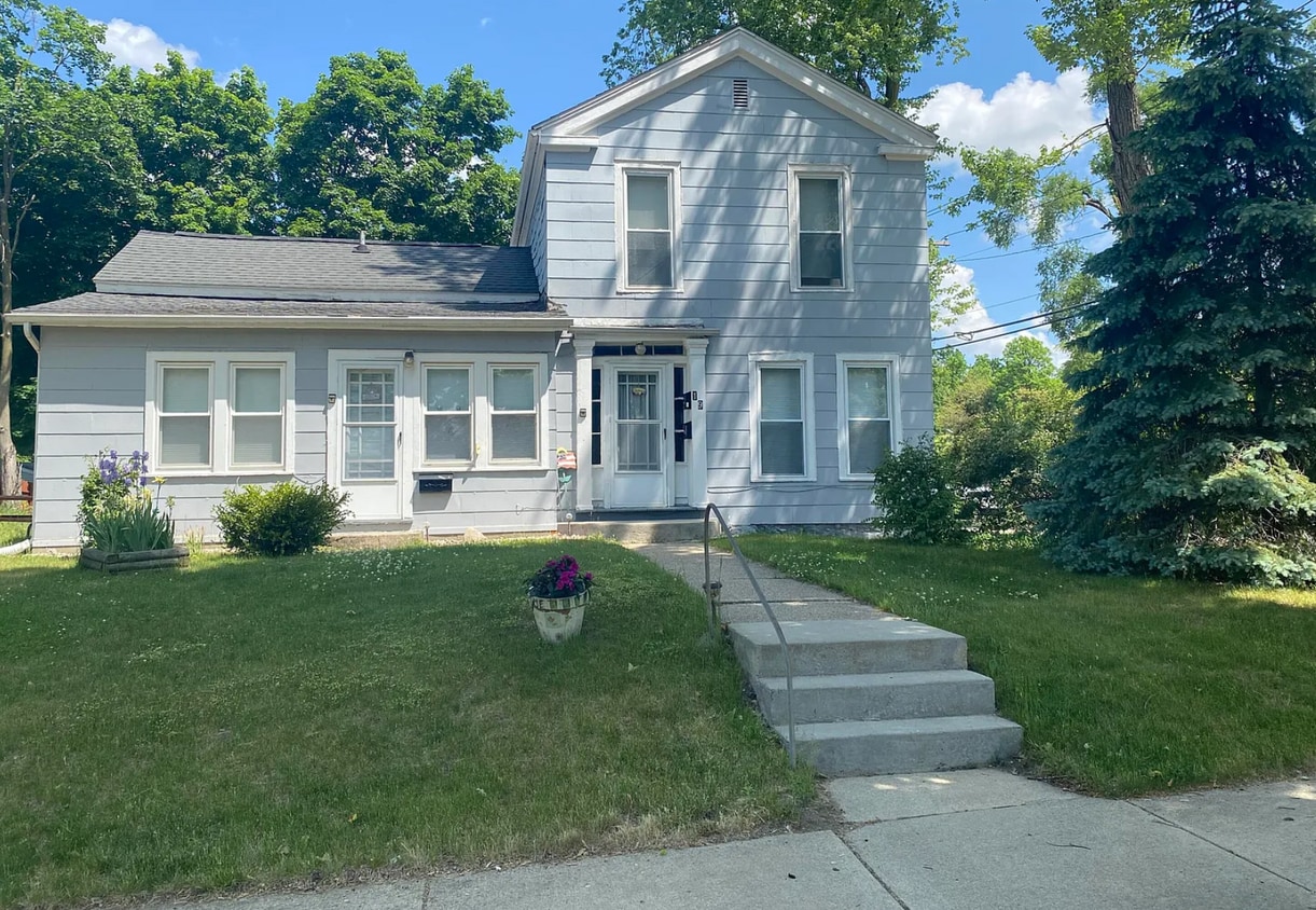 19 Mead St Unit Lower, Hillsdale, MI 49242 Apartments in Hillsdale