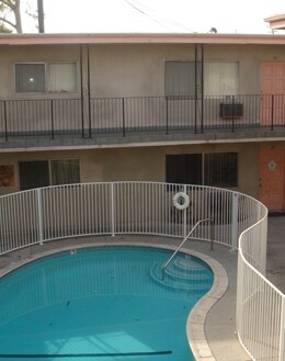 Building Photo - Carolton Apartments