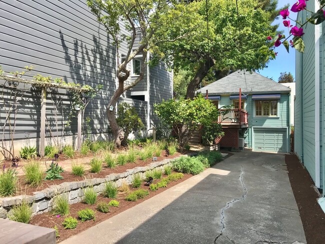 Building Photo - Pristine, Remodeled 2BR+/1BA Home w/Garden...