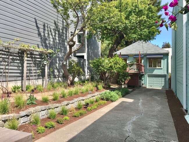 Foto del edificio - Pristine, Remodeled 2BR+/1BA Home w/Garden...