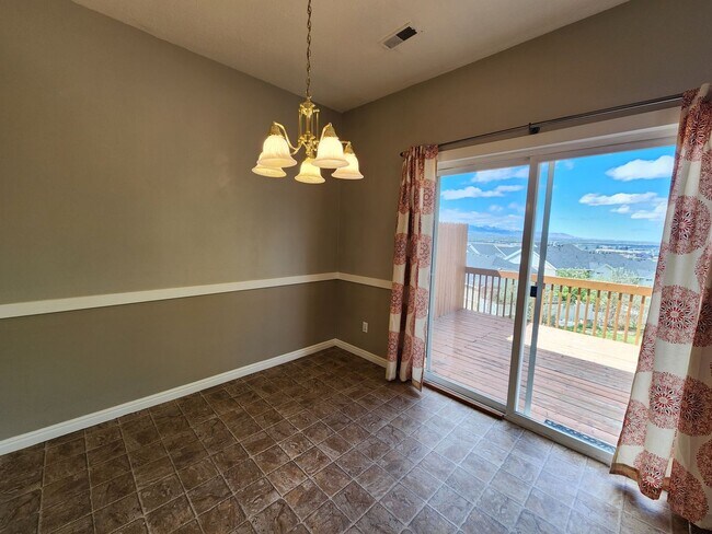 Foto del edificio - Stunning 3 bdrm 1.5 bath townhome! Wine & Dine on your enormous deck featuring city views!