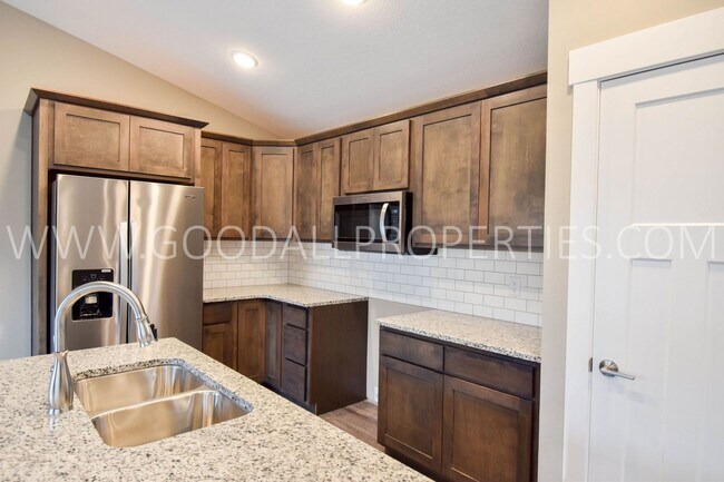 Building Photo - Beautiful ranch home with over 2000 finish...