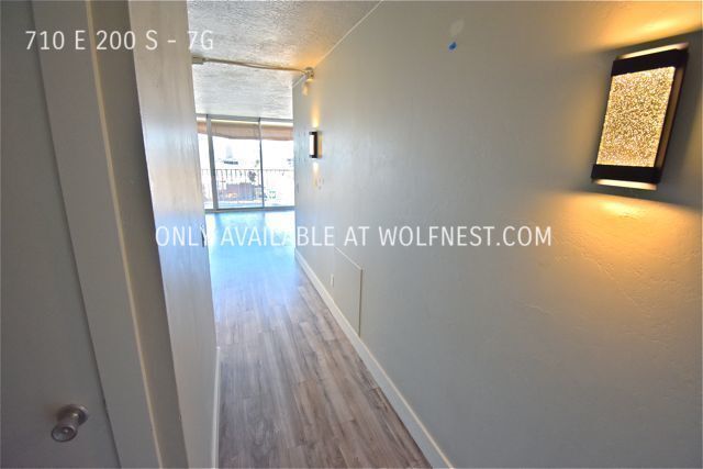 Building Photo - Phenomenal 2 Bedroom Downtown Condo! No De...