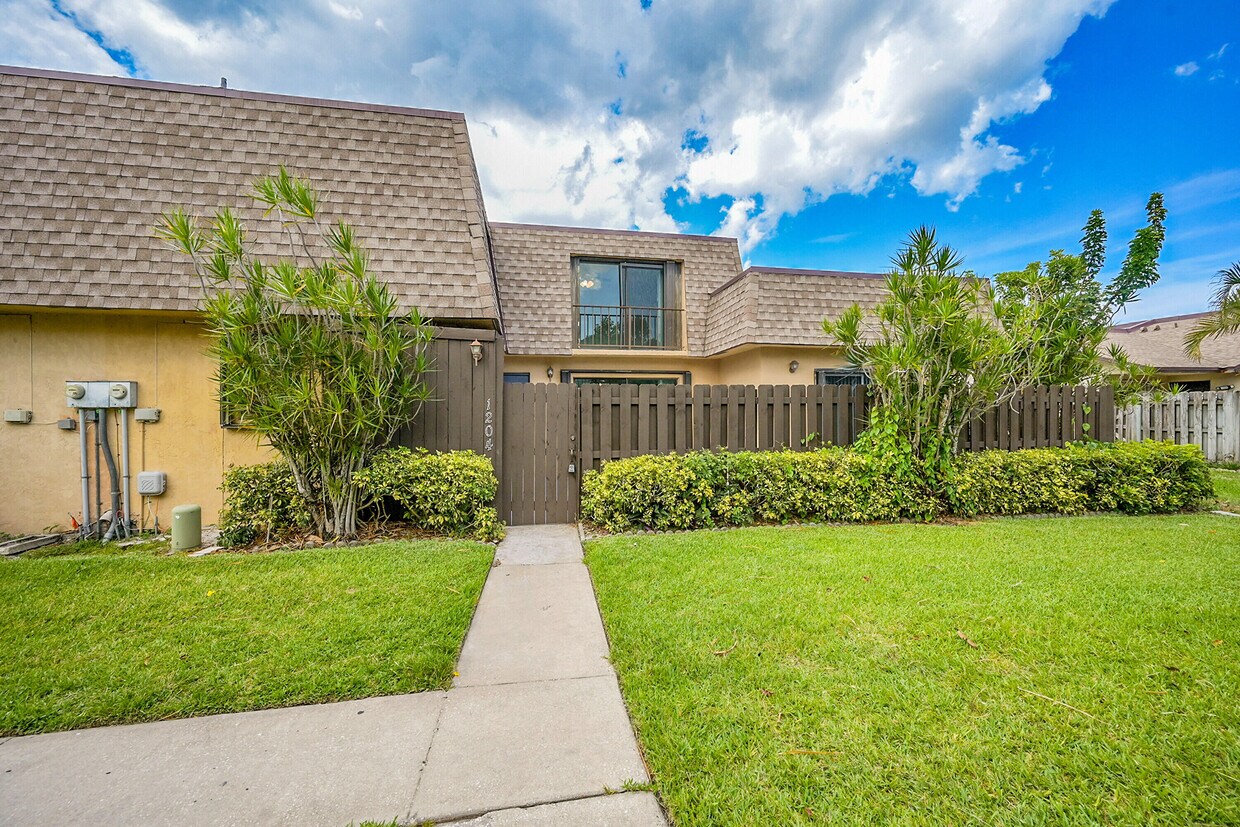 Foto principal - 1204 Waterview Cir
