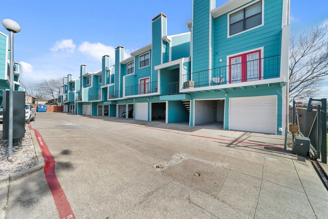 Building Photo - Columbia Oaks