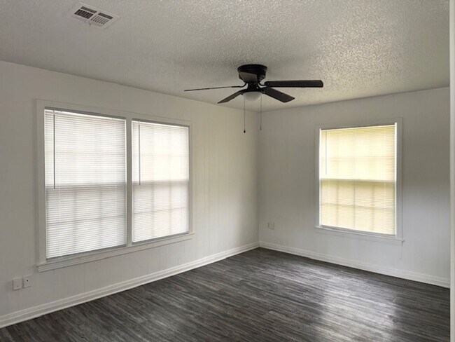 Foto del edificio - EXTRA STORAGE SPACE IN BACKYARD