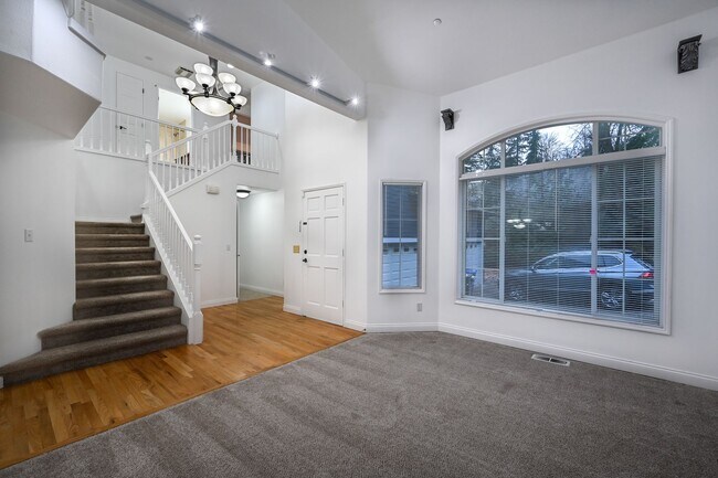 Foto del edificio - Great location, 4 bed 3.5 bath 3200 sq ft ...