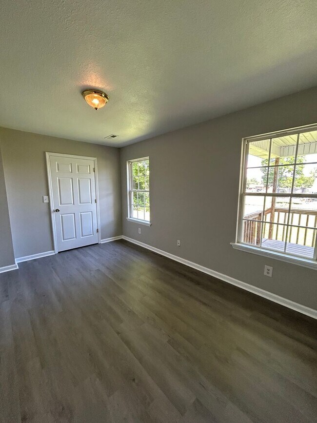 Building Photo - Charming 2 Bed, 1 Bath, 1 Car Garage, Cove...