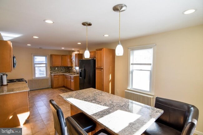 Building Photo - 1071 W Bristol Rd