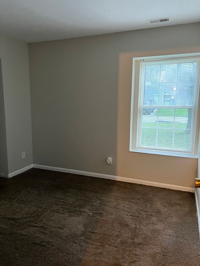 Building Photo - Charming residence boasts three spacious b...