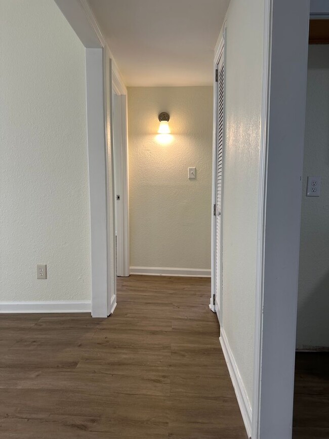 Building Photo - Newly Updated 2 bedroom 1 bath in Excelsio...