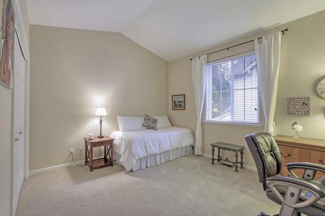 Foto del edificio - 18 Flora Ln