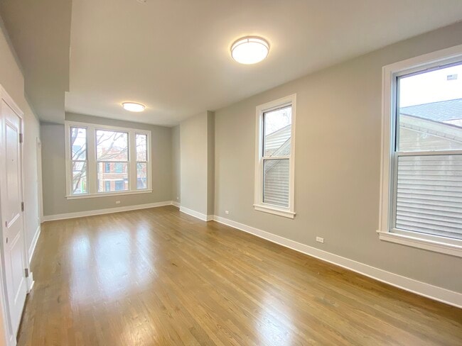 Building Photo - 3829 N Marshfield Ave
